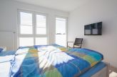 Schlafzimmer 1 mit Doppelbett und TV