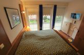Schlafzimmer mit Doppelbett