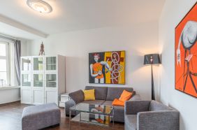 Wohnzimmer mit Sofa und Sessel
