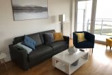 Wohnzimmer mit Zugang zum Balkon