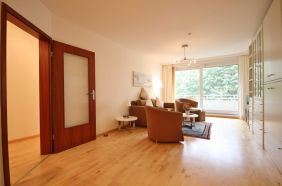 Wohnzimmer mit Zugang zum Balkon