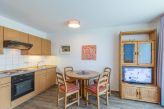 Wohnzimmer mit Essplatz und Küchenzeile