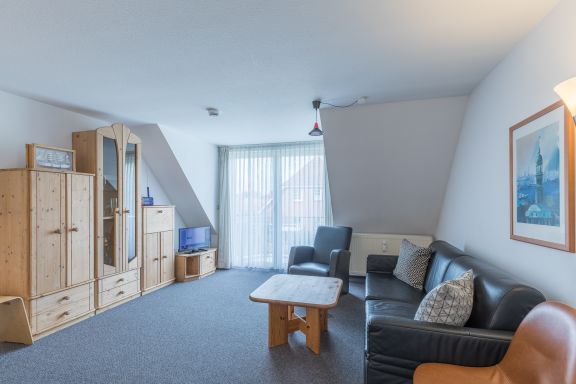 Wohnzimmer mit Zugang zum Balkon