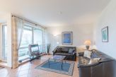 Gemütliche Sofaecke mit Blick in die Duhner Heide und Zugang zum Balkon