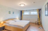 Schlafzimmer mit Doppelbett und Platz für ein Kinderreisebett