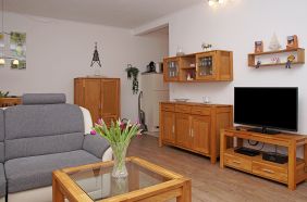 Wohnzimmer mit Sofa und TV