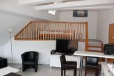 Wohnzimmer im Dachgeschoss mit Empore (1 Einzelbett) und Küchenzeile