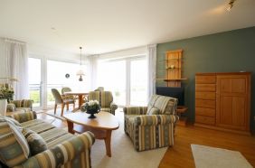 Wohnzimmer mit Zugang zum Balkon