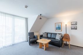 Wohnzimmer mit Sofa das als Schlafsofa genutzt werden kann