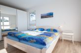 Schlafzimmer 1 mit Doppelbett und Zugang zum 2. Balkon