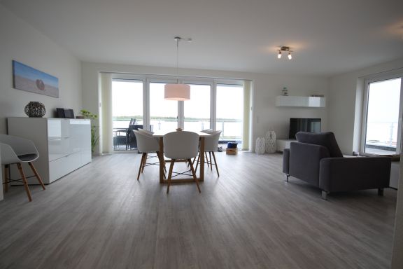 Wohnzimmer mit Zugang zur großen Dachterrasse