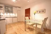 Wohnzimmer mit Essplatz und Küche
