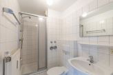 Bad mit Dusche und WC im Untergeschoss