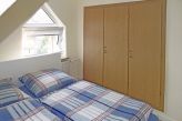 Schlafzimmer 1 mit Doppelbett und Kleiderschrank