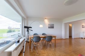 Wohnzimmer mit Essplatz und Blick auf die Elbe