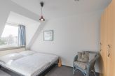 Schlafzimmer mit Doppelbett und Schrank