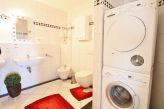 Bad mit Wanne, Dusche und WC