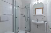 Duschbad mit WC und Dusche, flacher Einstieg