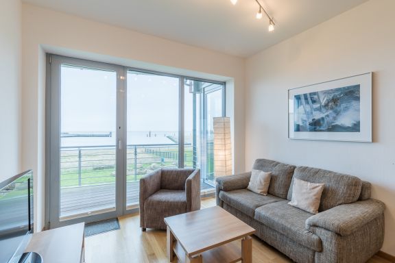 Wohnzimmer mit Blick auf die Elbe und Zugang zum Balkon