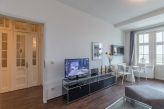 Modernes Wohnzimmer mit Blick zum Weltschifffahrtsweg Elbe