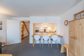 Wohnzimmer mit angrenzender Küche und Essplatz
