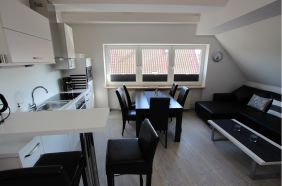 Wohnzimmer im Dachgeschoss mit Empore (1 Einzelbett) und Küchenzeile