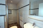 Bad mit Dusche und WC