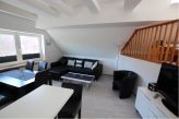 Wohnzimmer im Dachgeschoss mit Empore (1 Einzelbett) und Küchenzeile