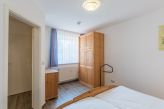 Schlafzimmer mit Kleiderschrank