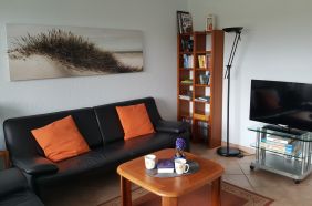 Wohnzimmer mit Sofa und TV