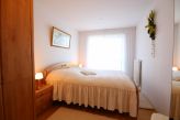 Schlafzimmer 2 mit Doppelbett und Kleiderschrank