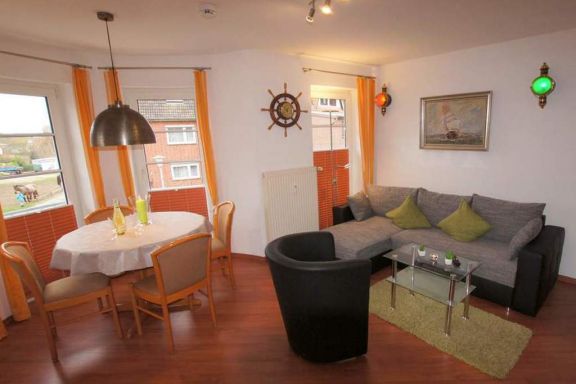 Wohnzimmer mit Essplatz und Sofa