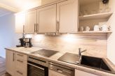 Küchenzeile mit Backofen und Geschirrspüler