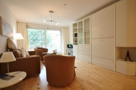Wohnzimmer mit Sofa und Sessel