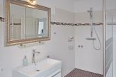 Bad mit Dusche im 1. Obergeschoss