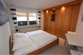 Schlafzimmer 1 im 1. Obergeschoss mit Doppelbett