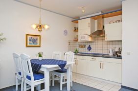 Wohnzimmer mit Küchenzeile und Essplatz