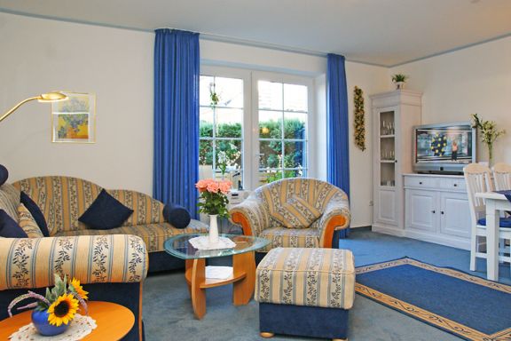 Wohnzimmer mit Zugang zur Terrasse