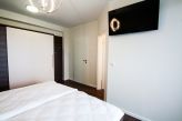 Schlafzimmer 1 mit Doppelbett, Zugang zum Duschbad und Zugang zum Süd Balkon