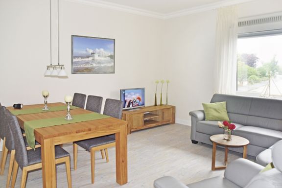 Wohnzimmer mit Essplatz und Sofaecke