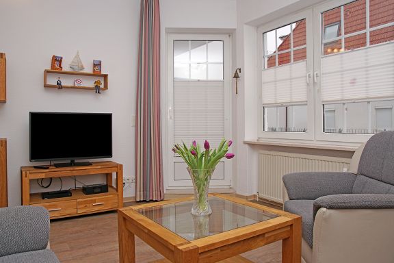 Wohnzimmer mit Zugang zum Balkon