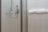 Bad mit Dusche und WC