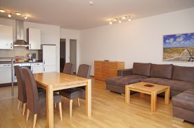 Wohnzimmer mit gemütlicher Sitzecke und Essplatz